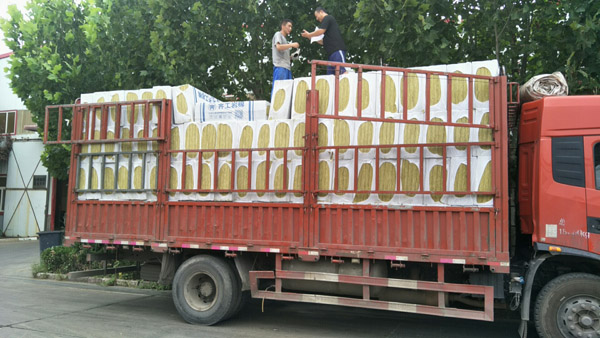 巖棉板發(fā)貨現場