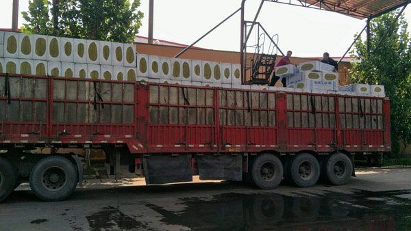 巖棉板發(fā)貨現場